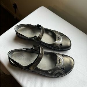 Naot Rongo Mary Jane Adjust Strap Leather Metallic Brass Pewter size 7/38